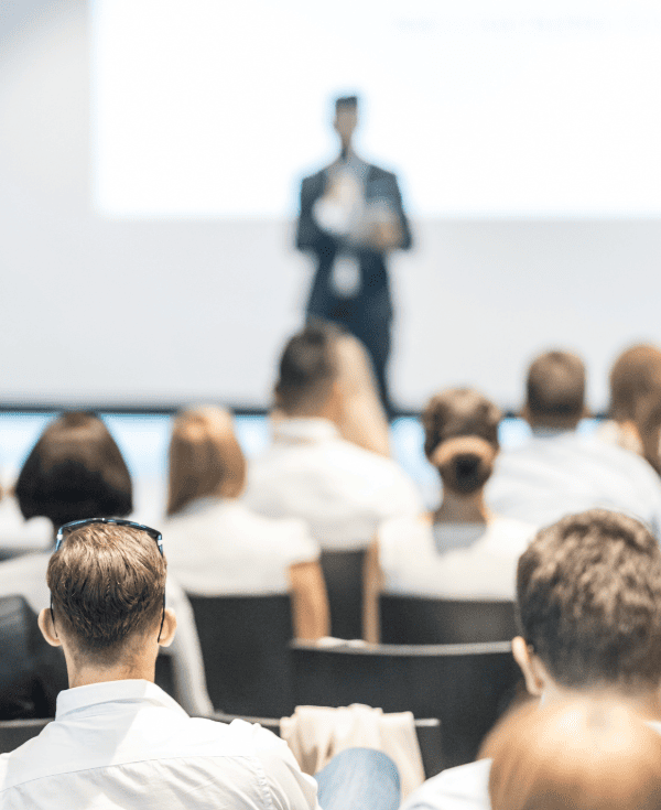 Dificultad para ver objetos, tales como señales de tráfico o una pizarra en la escuela